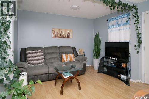 1421 H Avenue N, Saskatoon, SK - Indoor Photo Showing Living Room