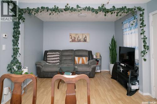 1421 H Avenue N, Saskatoon, SK - Indoor Photo Showing Living Room