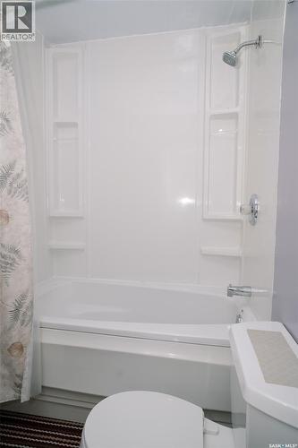 1421 H Avenue N, Saskatoon, SK - Indoor Photo Showing Bathroom