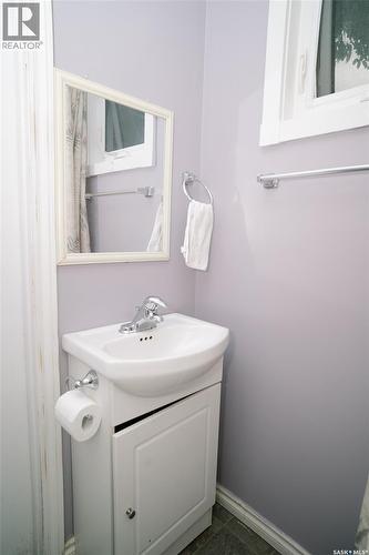 1421 H Avenue N, Saskatoon, SK - Indoor Photo Showing Bathroom
