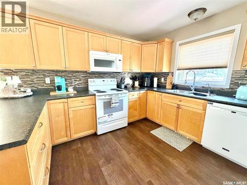 10339 Bunce Crescent, North Battleford, SK - Indoor Photo Showing Kitchen With Double Sink