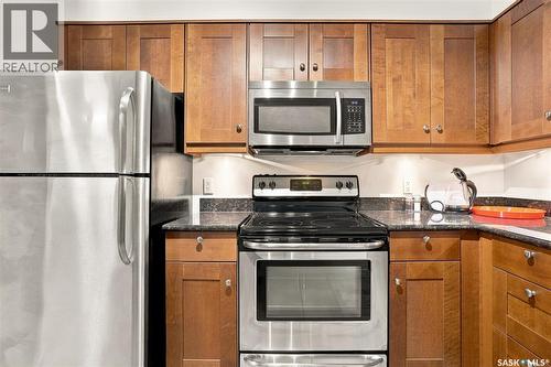 504 537 4Th Avenue N, Saskatoon, SK - Indoor Photo Showing Kitchen With Stainless Steel Kitchen