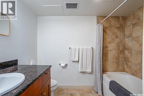 504 537 4Th Avenue N, Saskatoon, SK - Indoor Photo Showing Bathroom