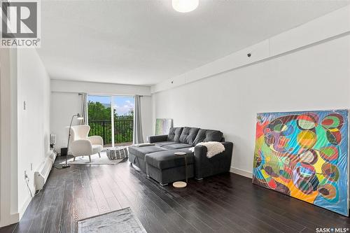 504 537 4Th Avenue N, Saskatoon, SK - Indoor Photo Showing Living Room