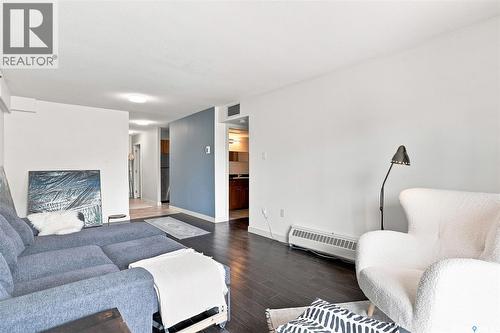 504 537 4Th Avenue N, Saskatoon, SK - Indoor Photo Showing Living Room