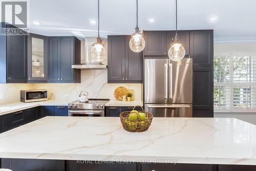 2985 Dancer Court, Mississauga, ON - Indoor Photo Showing Kitchen With Upgraded Kitchen