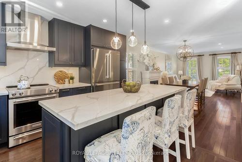 2985 Dancer Court, Mississauga, ON - Indoor Photo Showing Kitchen With Upgraded Kitchen