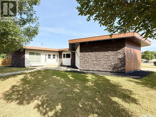 3 Mclelland Bay, Weyburn, SK - Outdoor