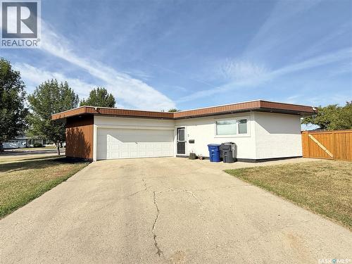 3 Mclelland Bay, Weyburn, SK - Outdoor