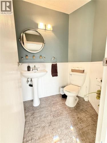 3 Mclelland Bay, Weyburn, SK - Indoor Photo Showing Bathroom