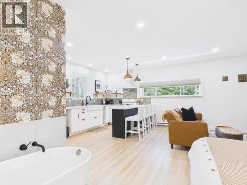 9350 Malaspina Rd, Powell River, BC - Indoor