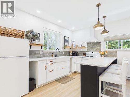 9350 Malaspina Rd, Powell River, BC - Indoor Photo Showing Kitchen