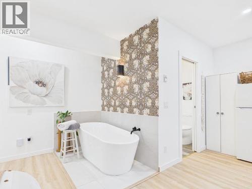9350 Malaspina Rd, Powell River, BC - Indoor Photo Showing Bathroom