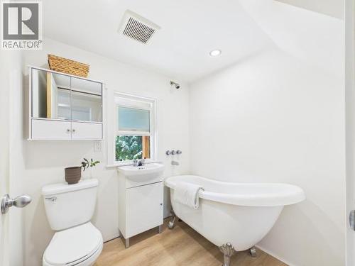 9350 Malaspina Rd, Powell River, BC - Indoor Photo Showing Bathroom