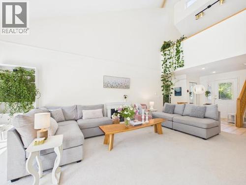 9350 Malaspina Rd, Powell River, BC - Indoor Photo Showing Living Room