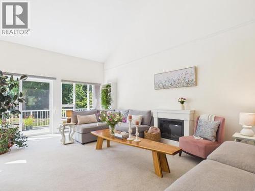9350 Malaspina Rd, Powell River, BC - Indoor Photo Showing Living Room