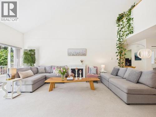 9350 Malaspina Rd, Powell River, BC - Indoor Photo Showing Living Room