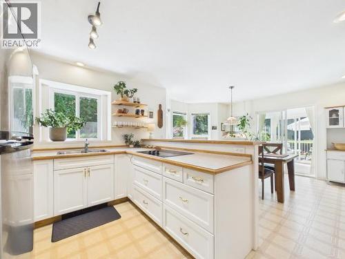 9350 Malaspina Rd, Powell River, BC - Indoor Photo Showing Kitchen With Double Sink