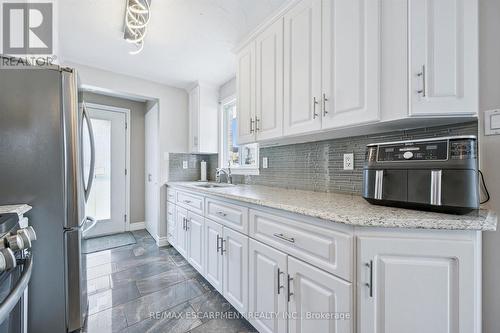 847 Doon Village Road, Kitchener, ON - Indoor Photo Showing Kitchen
