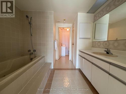 10 - 20 Glebe Road W, Toronto, ON - Indoor Photo Showing Bathroom