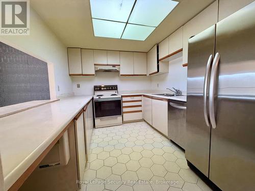 10 - 20 Glebe Road W, Toronto, ON - Indoor Photo Showing Kitchen With Double Sink