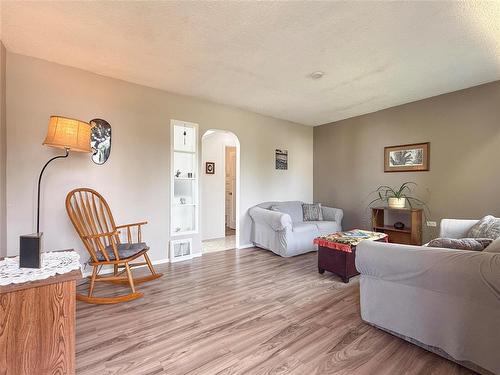 1043 7Th Street, Brandon, MB - Indoor Photo Showing Living Room