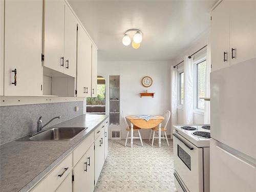 1043 7Th Street, Brandon, MB - Indoor Photo Showing Kitchen