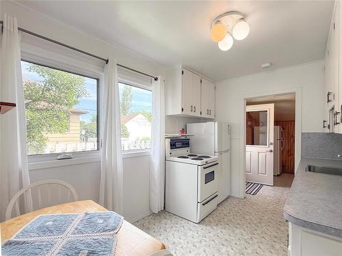 1043 7Th Street, Brandon, MB - Indoor Photo Showing Kitchen
