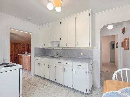 1043 7Th Street, Brandon, MB - Indoor Photo Showing Kitchen