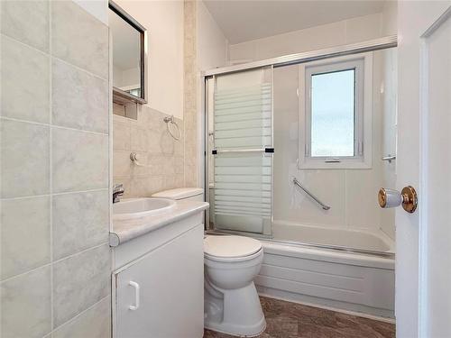 1043 7Th Street, Brandon, MB - Indoor Photo Showing Bathroom