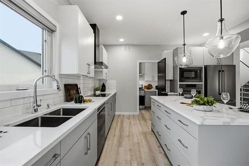 328 River Trail Dr, West St Paul, MB - Indoor Photo Showing Kitchen With Double Sink With Upgraded Kitchen