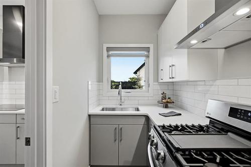 328 River Trail Dr, West St Paul, MB - Indoor Photo Showing Kitchen