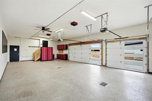 328 River Trail Dr, West St Paul, MB - Indoor Photo Showing Garage