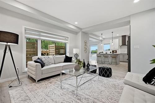 328 River Trail Dr, West St Paul, MB - Indoor Photo Showing Living Room