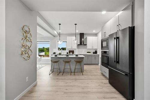 328 River Trail Dr, West St Paul, MB - Indoor Photo Showing Kitchen With Upgraded Kitchen