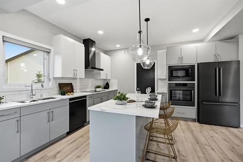 328 River Trail Dr, West St Paul, MB - Indoor Photo Showing Kitchen With Double Sink With Upgraded Kitchen