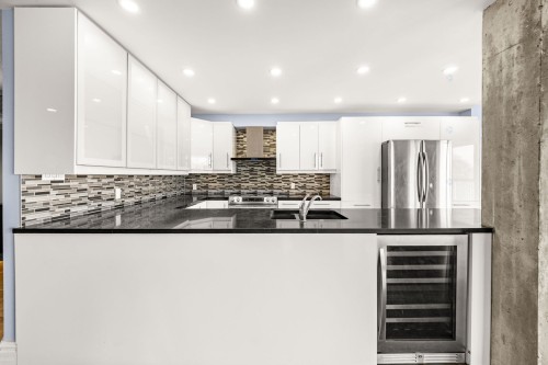 Cuisine - 301-30 Rue Berlioz, Montréal (Verdun/Île-Des-Soeurs), QC - Indoor Photo Showing Kitchen With Upgraded Kitchen