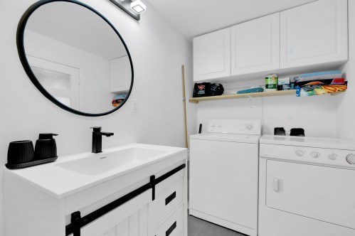Salle de bains - 47 Rue Maurice-Aveline, Sainte-Adèle, QC - Indoor Photo Showing Laundry Room