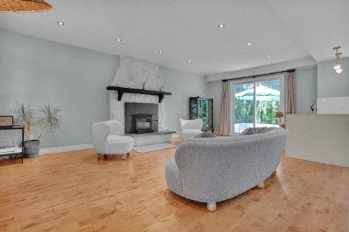 Salon - 21 Av. Balzac, Candiac, QC - Indoor Photo Showing Living Room With Fireplace