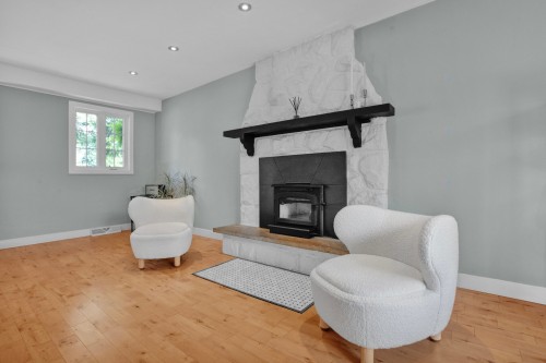 Salon - 21 Av. Balzac, Candiac, QC - Indoor Photo Showing Living Room With Fireplace