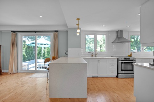 Cuisine - 21 Av. Balzac, Candiac, QC - Indoor Photo Showing Kitchen With Upgraded Kitchen
