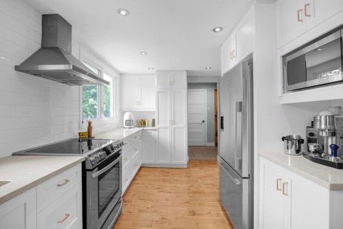Cuisine - 21 Av. Balzac, Candiac, QC - Indoor Photo Showing Kitchen With Upgraded Kitchen
