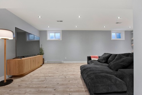 Salle familiale - 21 Av. Balzac, Candiac, QC - Indoor Photo Showing Basement