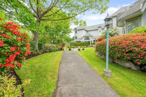 #101-10431 Resthaven Dr, Sidney, BC - Outdoor