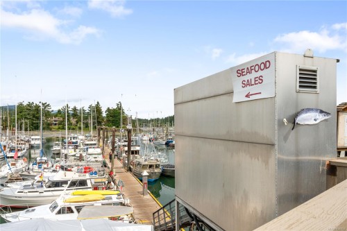 #101-10431 Resthaven Dr, Sidney, BC - Outdoor