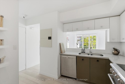 137-3 Everson Drive, Toronto, ON - Indoor Photo Showing Kitchen With Double Sink