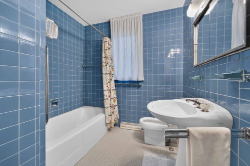 Salle de bains - 45 Av. De Vittel, Lorraine, QC - Indoor Photo Showing Bathroom