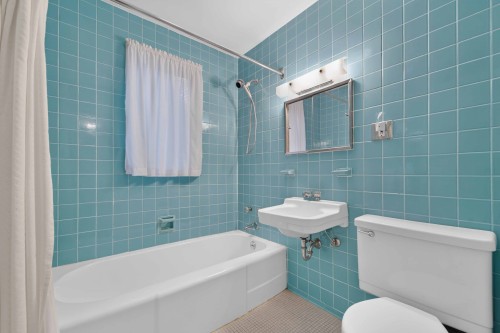 Salle de bains - 45 Av. De Vittel, Lorraine, QC - Indoor Photo Showing Bathroom