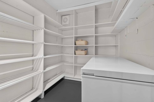 Cave/Chambre froide - 45 Av. De Vittel, Lorraine, QC - Indoor With Storage
