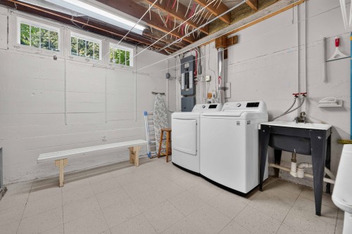 Salle de lavage - 45 Av. De Vittel, Lorraine, QC - Indoor Photo Showing Laundry Room